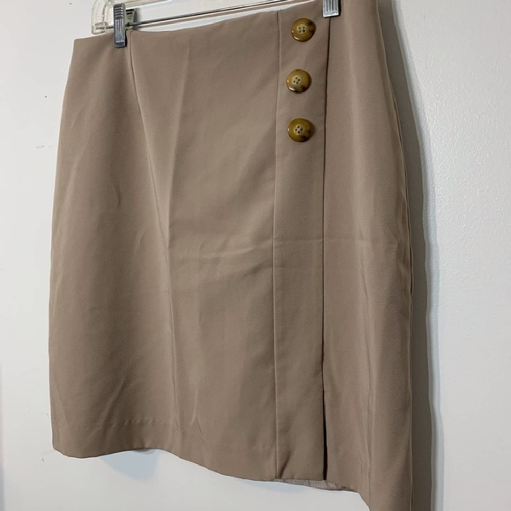 EUC Dressbarn light tan zip back skirt with tortoise shell buttons Size 12